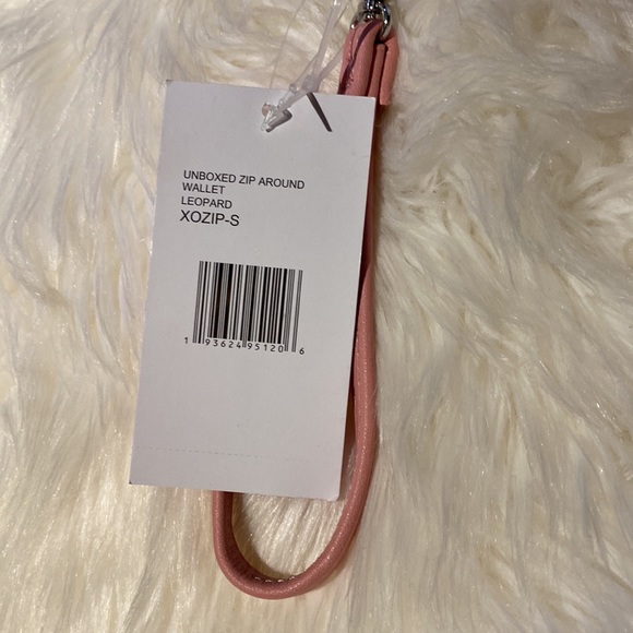 SOLD- Betsey Johnson wristlet wallet zip around Purse pink Leopard print NWT - Picture 3 of 5